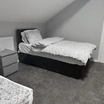 Modernised 4 Bedroom House Close To Centre, Kep Leeds (West Yorkshire)