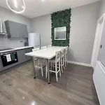 Modernised 4 Bedroom House Close To Centre, Kep Leeds (West Yorkshire)