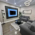 Modernised 4 Bedroom House Close To Centre, Kep Leeds (West Yorkshire)