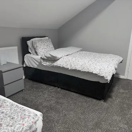 Modernised 4 Bedroom House Close To Centre, Kep Leeds (West Yorkshire)