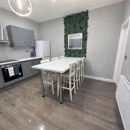 Modernised 4 Bedroom House Close To Centre, Kep Leeds (West Yorkshire)