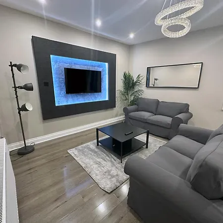 Modernised 4 Bedroom House Close To Centre, Kep Leeds (West Yorkshire)