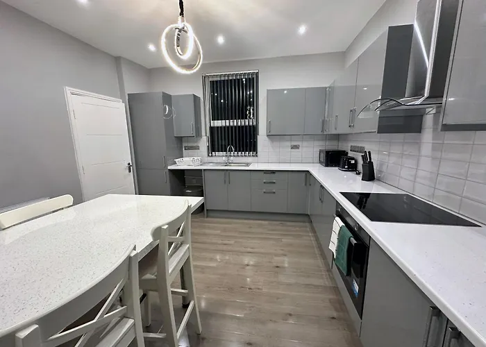 Modernised 4 Bedroom House Close To Centre, Kep Апартаменты Лидс