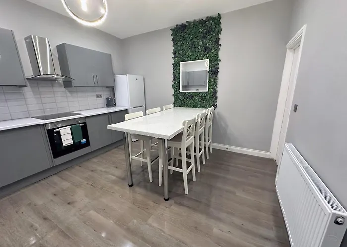 Modernised 4 Bedroom House Close To Centre, Kep Лидс