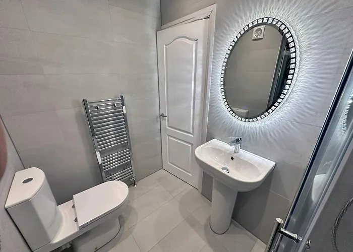 Modernised 4 Bedroom House Close To Centre, Kep * 利兹