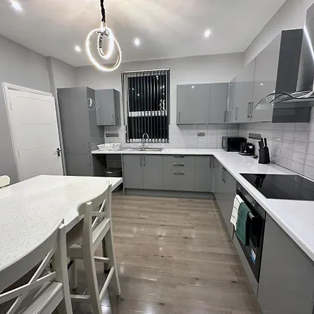 Modernised 4 Bedroom House Close To Centre, Kep Apartment Leeds (West Yorkshire)