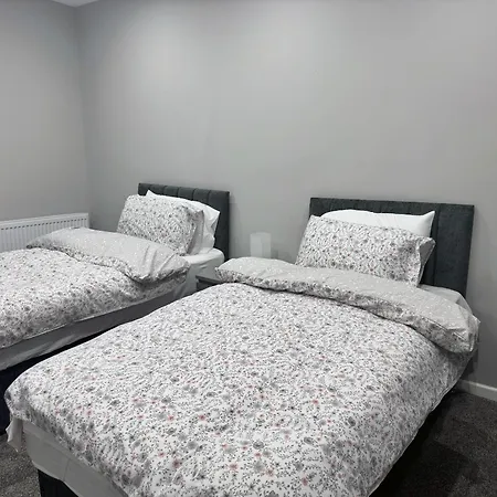 Modernised 4 Bedroom House Close To Centre, Kep * Leeds (West Yorkshire)