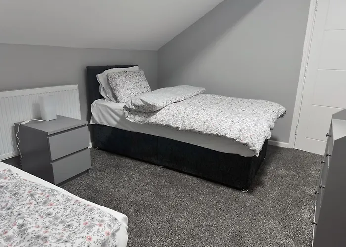 Modernised 4 Bedroom House Close To Centre, Kep Leeds (West Yorkshire)