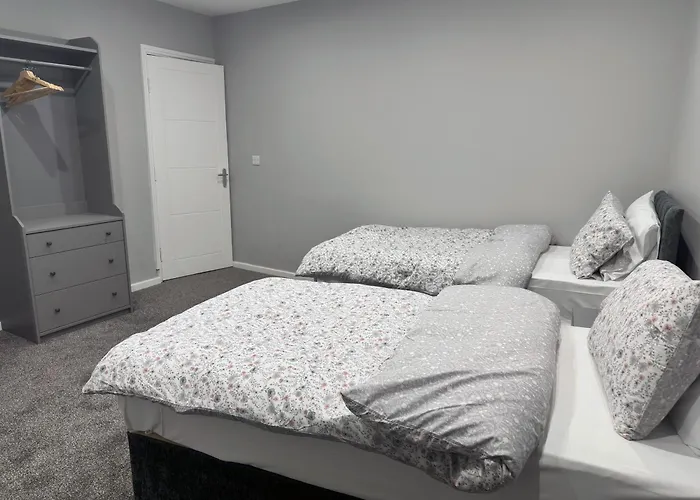 Apartment Modernised 4 Bedroom House Close To Centre, Kep Leeds (West Yorkshire)