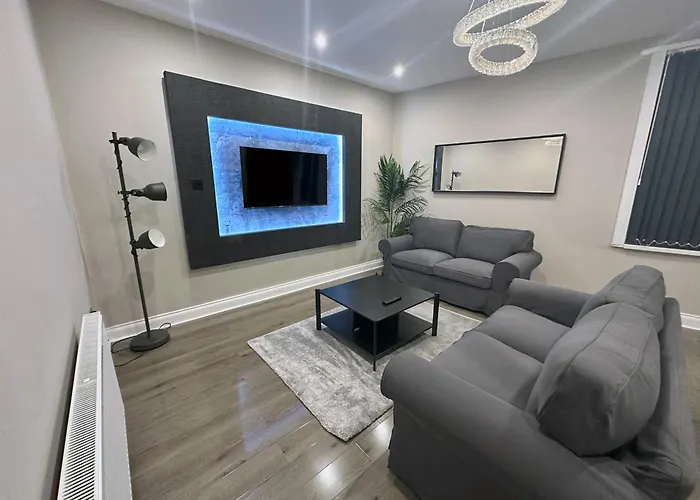 Modernised 4 Bedroom House Close To Centre, Kep Leeds (West Yorkshire)